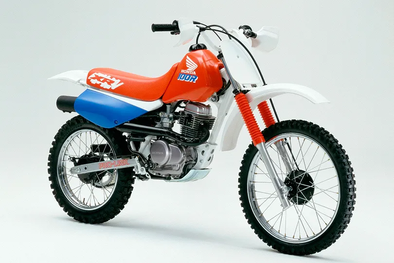 XR100R。一部バイクマニアの間では有名な話だが、XR100Rは4ストロークエンジンを搭載しているにもかかわらず、劇中の走行音は、4ストロークエンジンと比べ、甲高く独特のエンジン音が響く、2ストロークエンジンの音を被せて使用している