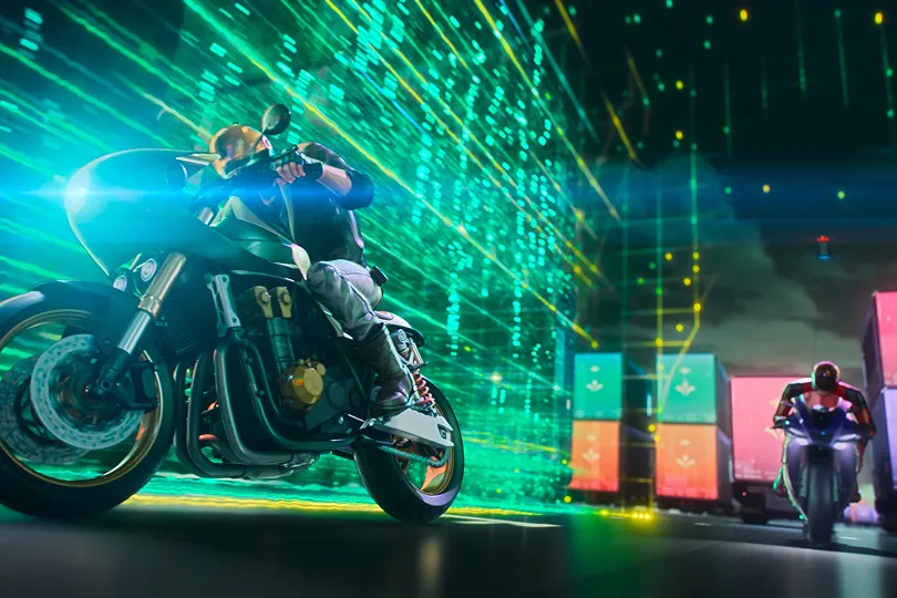 作品中に登場するHonda CB1300SF（左）Yamaha YZF-R1（右）（Netflixシリーズ「Tokyo Override」独占配信中）